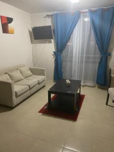 una sala de estar con un sofá y una mesa en paseo San Carlos, en Coquimbo