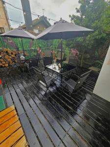 una terraza de lluvia con mesa y sombrilla en Surprise, en San Carlos de Bariloche 26 fotos más