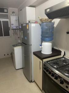 una cocina con refrigerador y estufa en paseo San Carlos, en Coquimbo