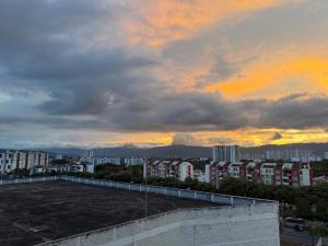a view of a city with a cloudy sky at Apartamento de Lujo in Floridablanca