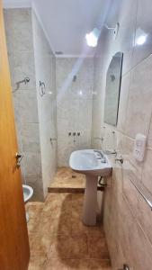 サンタ・テレシータにあるHotel Ezpeletaの洗面台と鏡のあるバスルーム