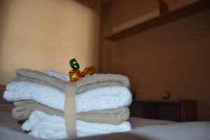 a pile of towels sitting on top of a bed at Apartamento Santa Eulalia in Merida