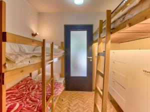 a room with two bunk beds and a door at Appartement cosy pour 4 à Gourette, balcon sud-ouest et services optionnels - FR-1-400-134 in Eaux-Bonnes