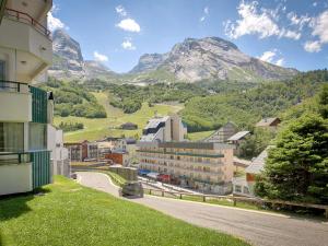 a view of a town with mountains in the background at Appartement cosy pour 4 à Gourette, balcon sud-ouest et services optionnels - FR-1-400-134 in Eaux-Bonnes