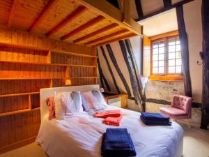 a bedroom with a bed with towels on it at Maison campagnarde avec piscine et cheminée, Périgord Noir - FR-1-616-395 in Thenon +22 photos
