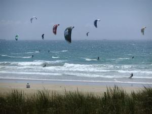 a group of people kite surfing in the ocean at Studio moderne avec Wifi, parking, animaux acceptés, pour 2 pers. à Plouhinec - FR-1-479-184 in Plouhinec +2 photos
