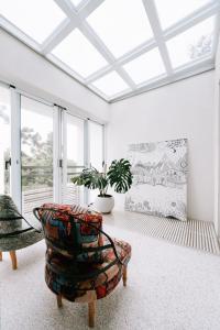 uma sala de estar com um tecto de vidro e uma cadeira em Danny's Home em Zhongpu