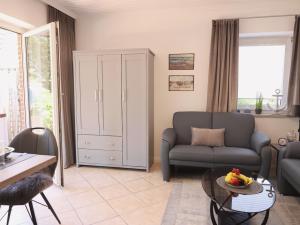 Posezení v ubytování Die Erdgeschosswohnung befindet sich in Alt-Westerland.