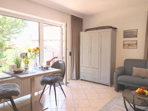 Posezení v ubytování Die Erdgeschosswohnung befindet sich in Alt-Westerland.