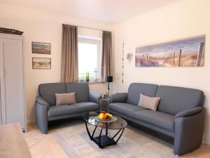 Posezení v ubytování Die Erdgeschosswohnung befindet sich in Alt-Westerland.