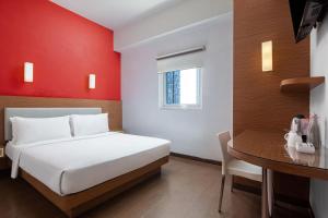 Postel nebo postele na pokoji v ubytování Amaris Hotel Pancoran + 11 fotografií
