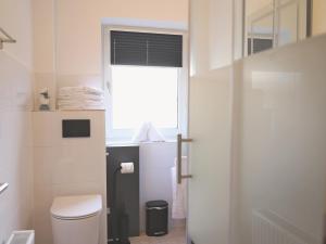 Koupelna v ubytování Die Erdgeschosswohnung befindet sich in Alt-Westerland.