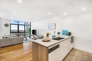 Een keuken of kitchenette bij Your Luxury Weekend Getaway in Wentworth Point