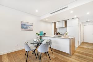 Een keuken of kitchenette bij Your Luxury Weekend Getaway in Wentworth Point