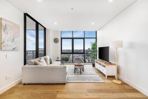 Een zitgedeelte bij Your Luxury Weekend Getaway in Wentworth Point