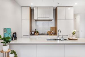 Een keuken of kitchenette bij Your Luxury Weekend Getaway in Wentworth Point