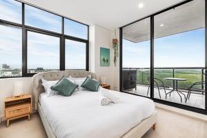 Een bed of bedden in een kamer bij Your Luxury Weekend Getaway in Wentworth Point