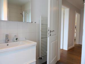 Un baño de Brandenburger Straße 5b, Whg.7 19 fotos más