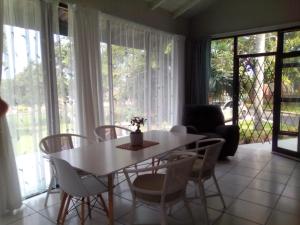 Χώρος καθιστικού στο Manaba Holiday Home