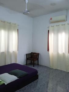 Postel nebo postele na pokoji v ubytování Homestay Idaman di Kuala Terengganu dengan 2 Bilik Aircond - Harga utk 1 rumah