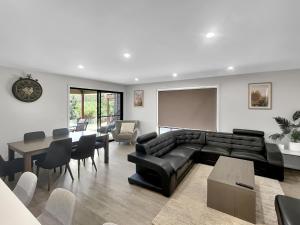 Posezení v ubytování Spacious 4-Bed House Near Batemans Bay Centre