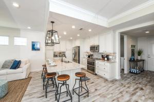 Una cocina o kitchenette en Changes in Latitude 403