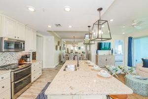 Una cocina o kitchenette en Changes in Latitude 403