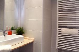 Un baño blanco con lavabo y ducha. en Broadway Center Rooftop View Apartment, en Budapest 48 fotos más