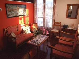 A seating area at Islands Apartments