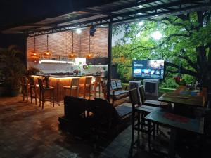 a restaurant with a bar with chairs and a television at Loft dos sonhos cobertura in Boa Vista