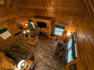 an overhead view of a living room in a cabin at ER206 - Mountain Rendezvous Great location - Close to town! cabin in Pigeon Forge