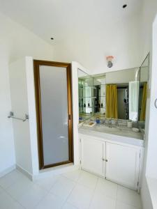 a bathroom with a sink and a large mirror at Casa Falguera en el Centro de Guanajuato 10p in Guanajuato