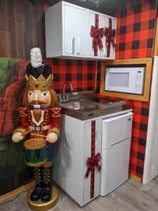 A kitchen or kitchenette at Olympic Railway Inn