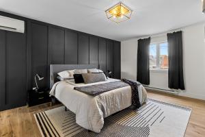 Postel nebo postele na pokoji v ubytování New Golfers Dream Modern Patio King Bed