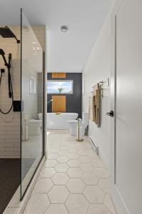 Koupelna v ubytování New Golfers Dream Modern Patio King Bed + 29 fotografií