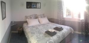 Un dormitorio con una cama con dos sombreros. en Kerstunt Chambre d'hôtes Relais Motards, en Guérande