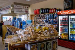 un pasillo de una tienda de comestibles con una gran selección de bebidas en Hotel Castillo El Burgo, en El Burgo Ranero