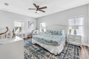 een slaapkamer met een bed en een plafondventilator bij Paradise on Pine in Anna Maria +36 foto's