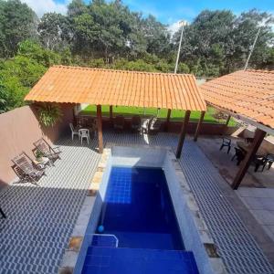 eine Terrasse mit einem Pool und einem orangenen Dach in der Unterkunft vivencias in Itaquatiara