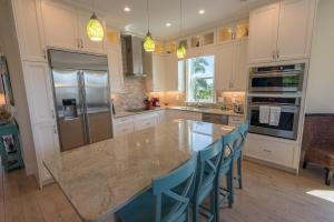 eine Küche mit einem großen Marmortisch und blauen Stühlen in der Unterkunft Coastal Horizons in Bradenton Beach