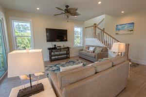 ein Wohnzimmer mit Sofa und Fernseher in der Unterkunft Coastal Horizons in Bradenton Beach