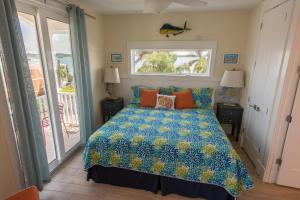 ein Schlafzimmer mit einem Bett und einem großen Fenster in der Unterkunft Coastal Horizons in Bradenton Beach + 37 Fotos