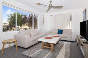 Una sala de estar con un sofá y una mesa de café. en Windward Marina Retreat, en Geographe