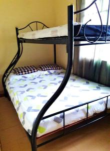 Ένα ή περισσότερα κρεβάτια σε δωμάτιο στο TAGAYTAY TOWNHOUSE for Daily Rent