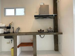 Η κουζίνα ή μικρή κουζίνα στο La Bonitovilla 丛林里的花园别墅