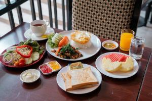 un tavolo con piatti di cibo e una tazza di caffè di Prelude Hotel a Kanchanaburi