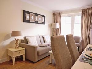 ein Wohnzimmer mit einer Couch und zwei Sesseln in der Unterkunft Kampstraße 9, W2, GB3 in Westerland
