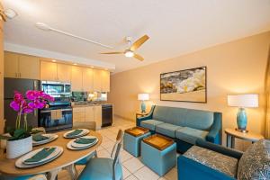 Kuchyň nebo kuchyňský kout v ubytování Kuleana Club #715 Oceanfront - 1 bedroom & 1 bathroom - 2nd Floor