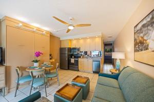 Kuchyň nebo kuchyňský kout v ubytování Kuleana Club #715 Oceanfront - 1 bedroom & 1 bathroom - 2nd Floor