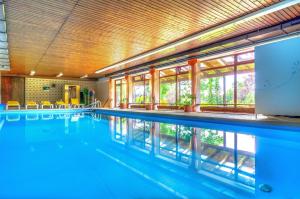 Bazén v ubytování WAGNERS Hotel im Fichtelgebirge nebo v jeho okolí